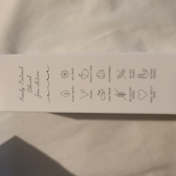 Earth Harbor Laguna body serum - Picture 2 of 4